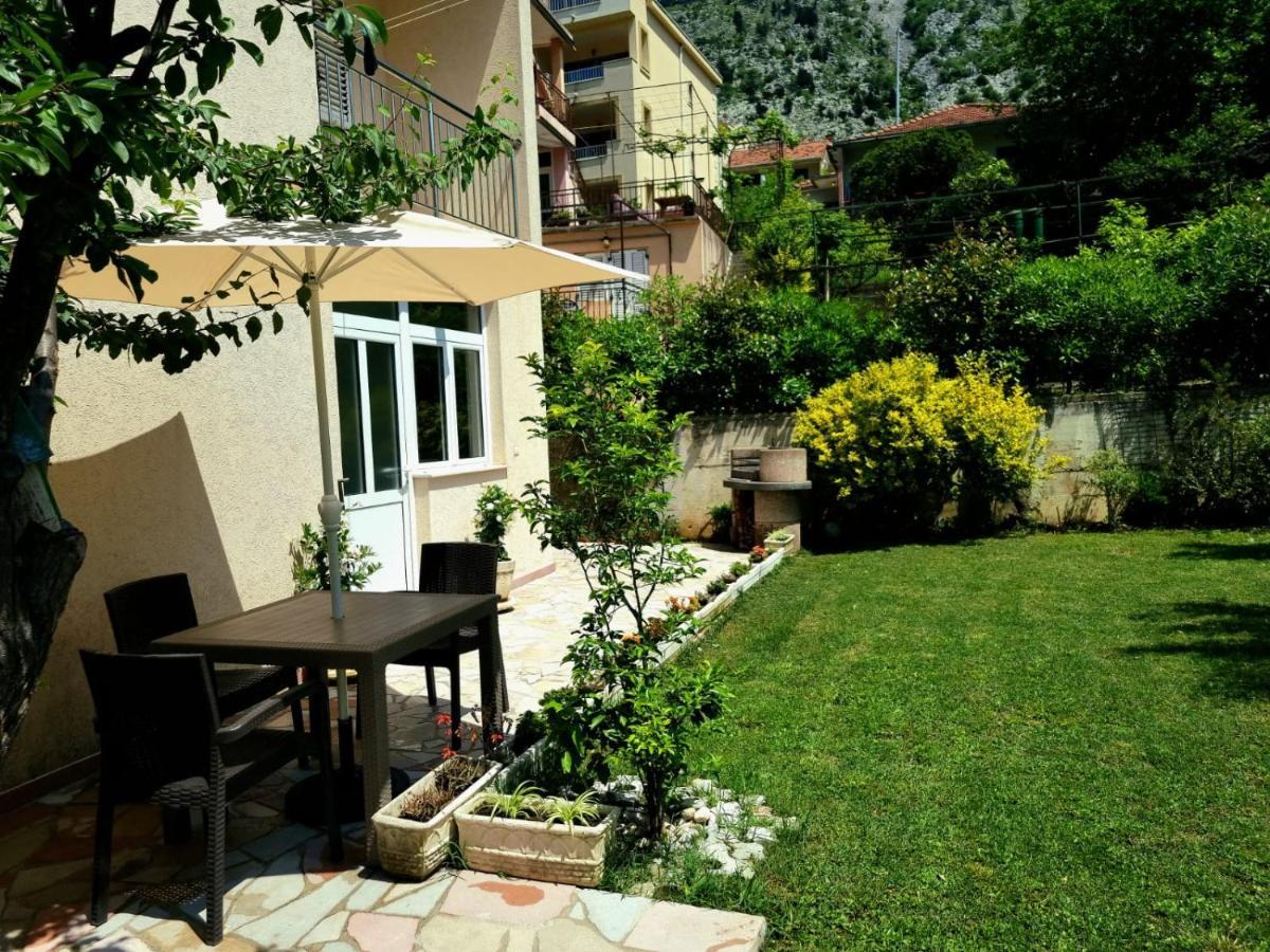 Krstos Place * Kotor
